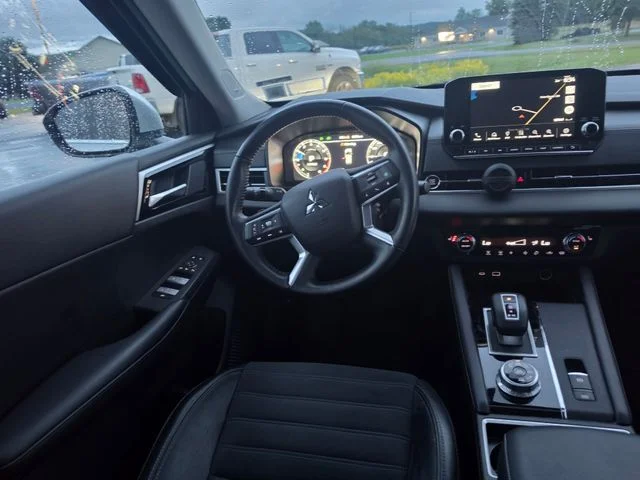 Used 2024  Mitsubishi SE image 13