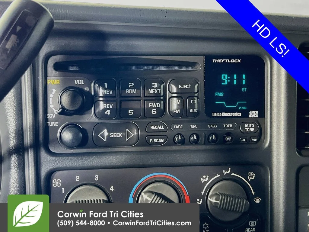Used 2000 White Chevrolet LS image 18