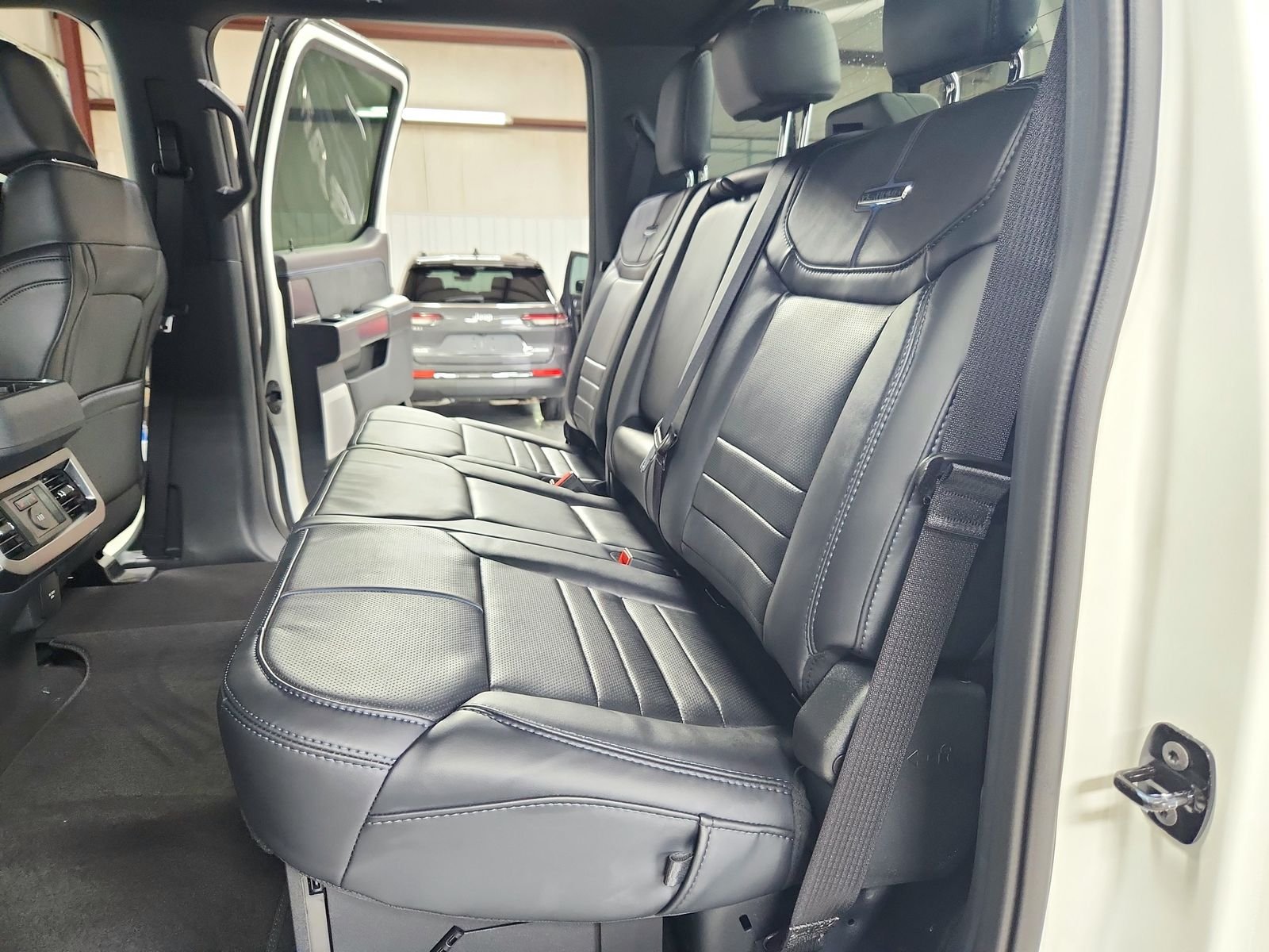 2026 Ford F-350 Super Duty Platinum - Photo 40