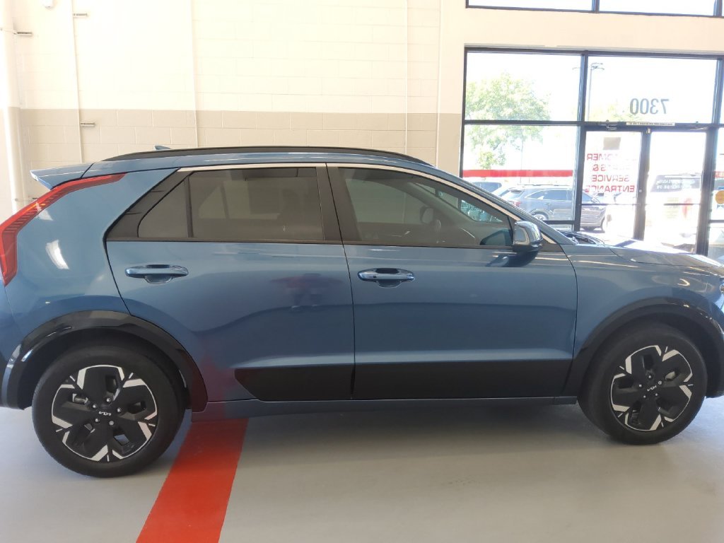Certified Used 2025 Blue Kia Wind image 24