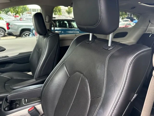 Used 2019 Black Chrysler Limited image 25