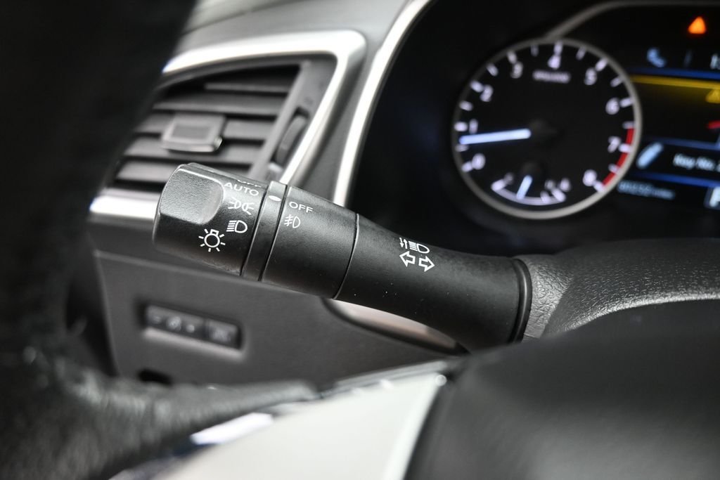 Used 2016 Silver Nissan SL image 12