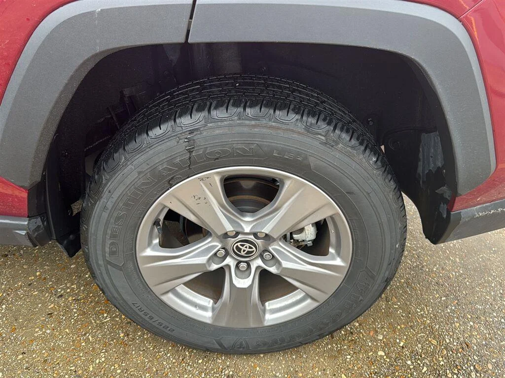 Used 2025 Ruby Flare Pearl Toyota XLE image 5