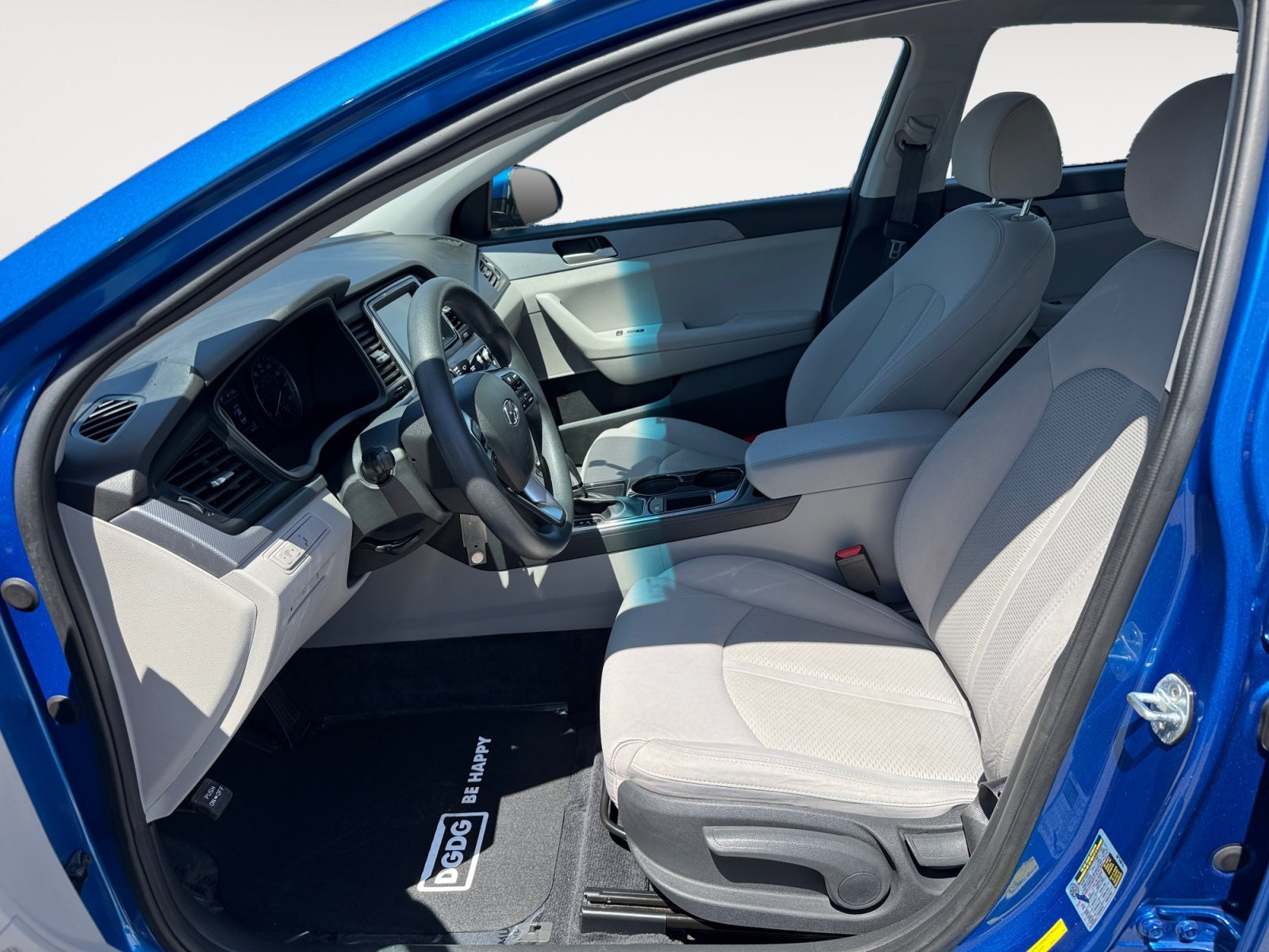 Used 2018 Electric Blue Hyundai SE image 10