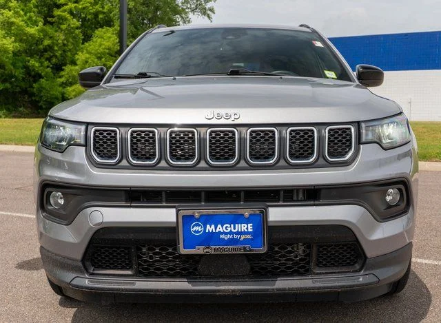 Used 2023 Silver Jeep Latitude image 3