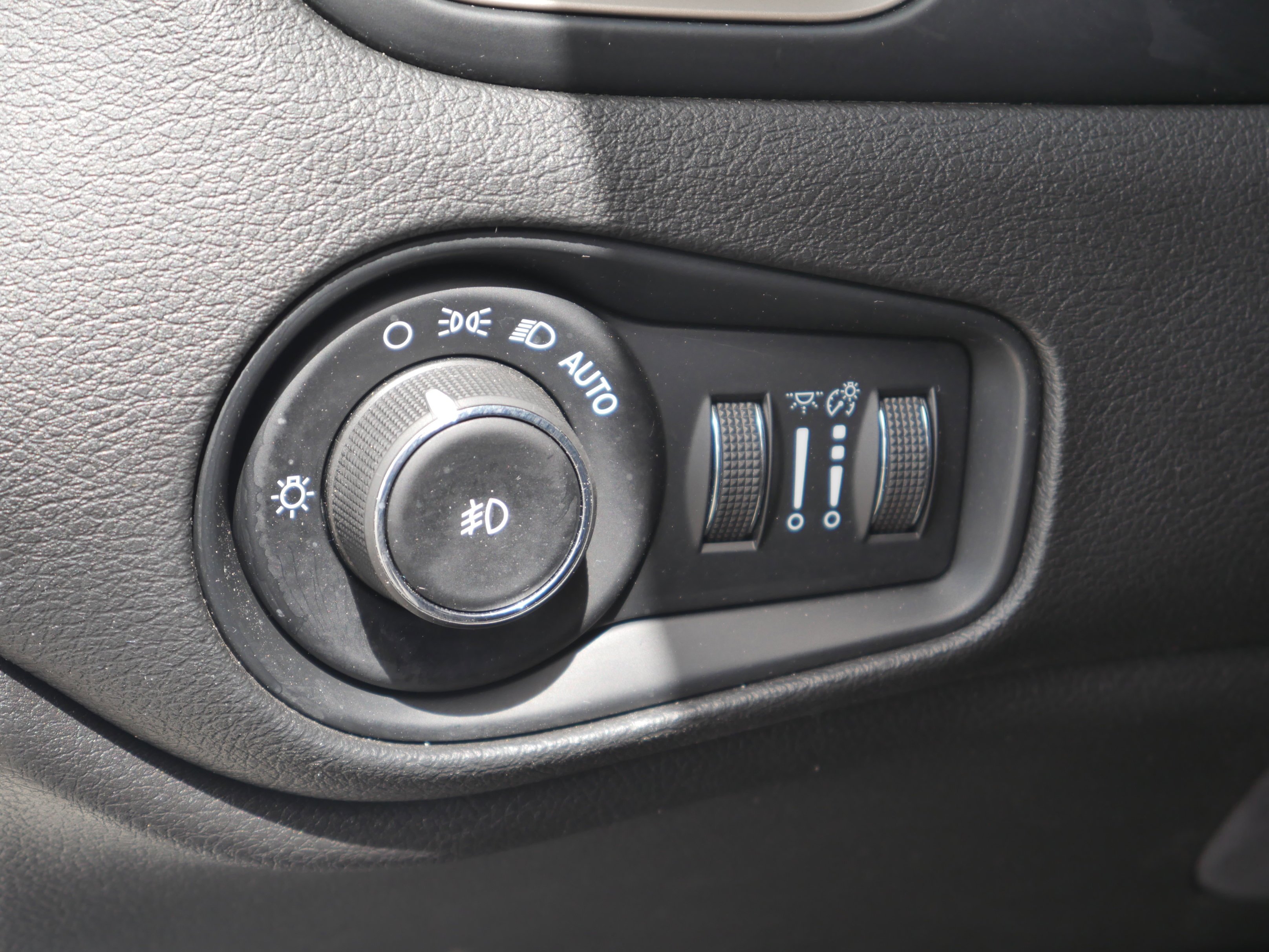 Used 2017 Alpine White Jeep Latitude image 5