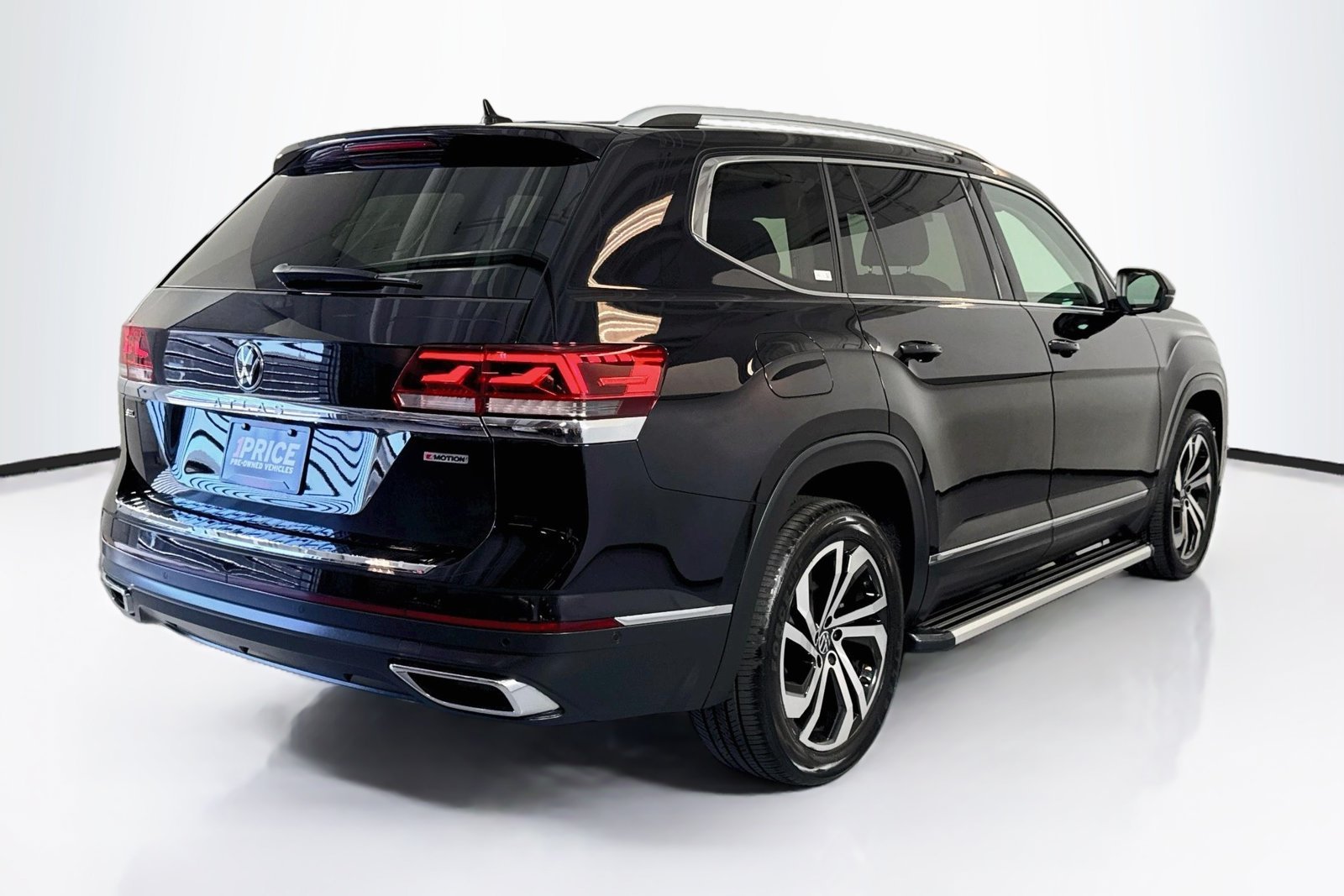 Used 2021 Deep Black Pearl Volkswagen 2.0T SEL Premium image 5