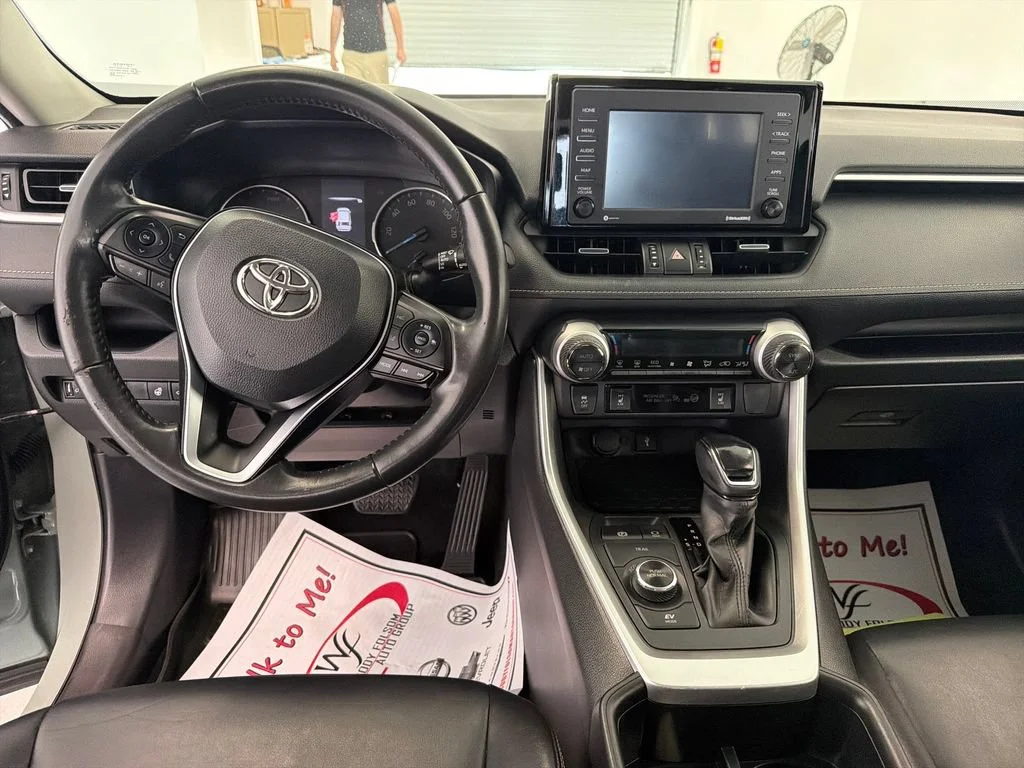 Used 2022 Lunar Rock Toyota Hybrid XLE Premium image 16