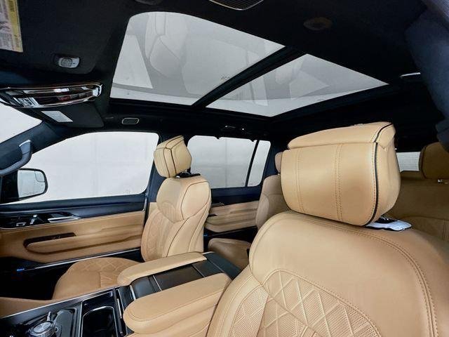 New 2026 Bright White Clear-Coat Exterior Paint Jeep Grand Wagoneer image 23