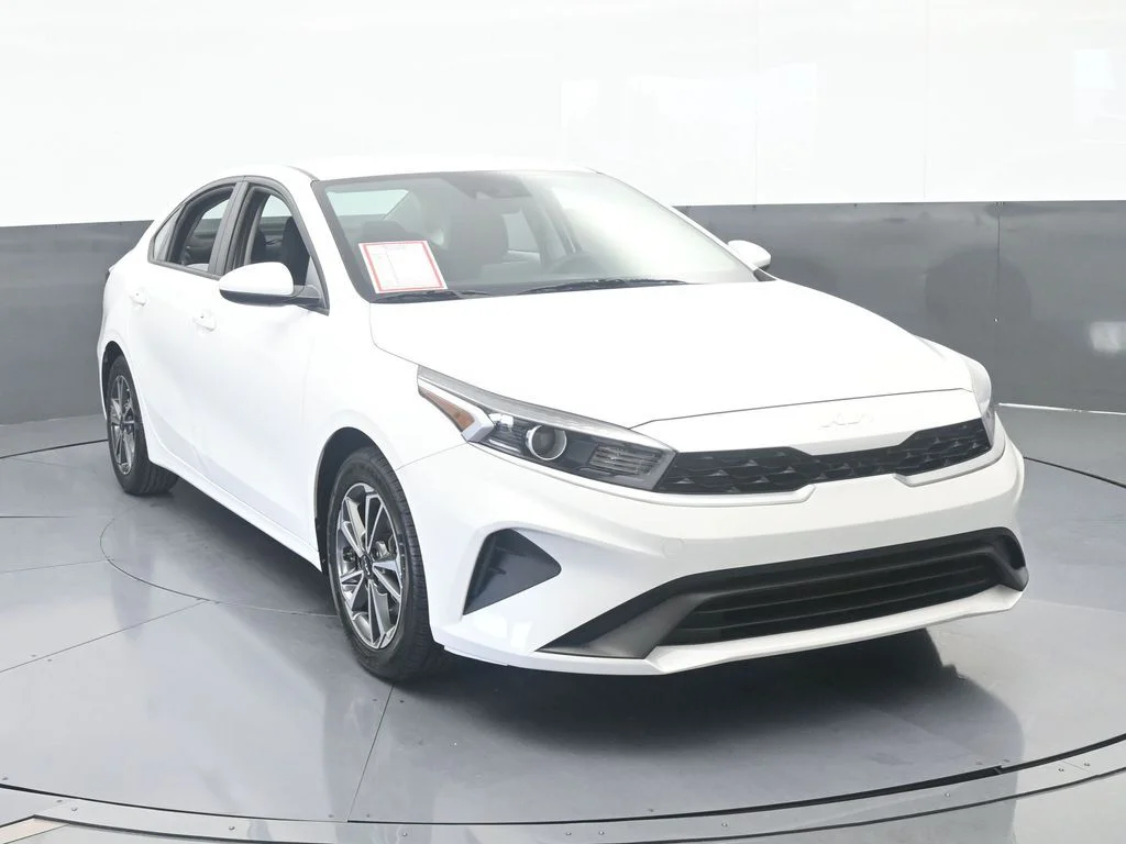 Used 2023 Snow White Pearl Kia LXS image 8