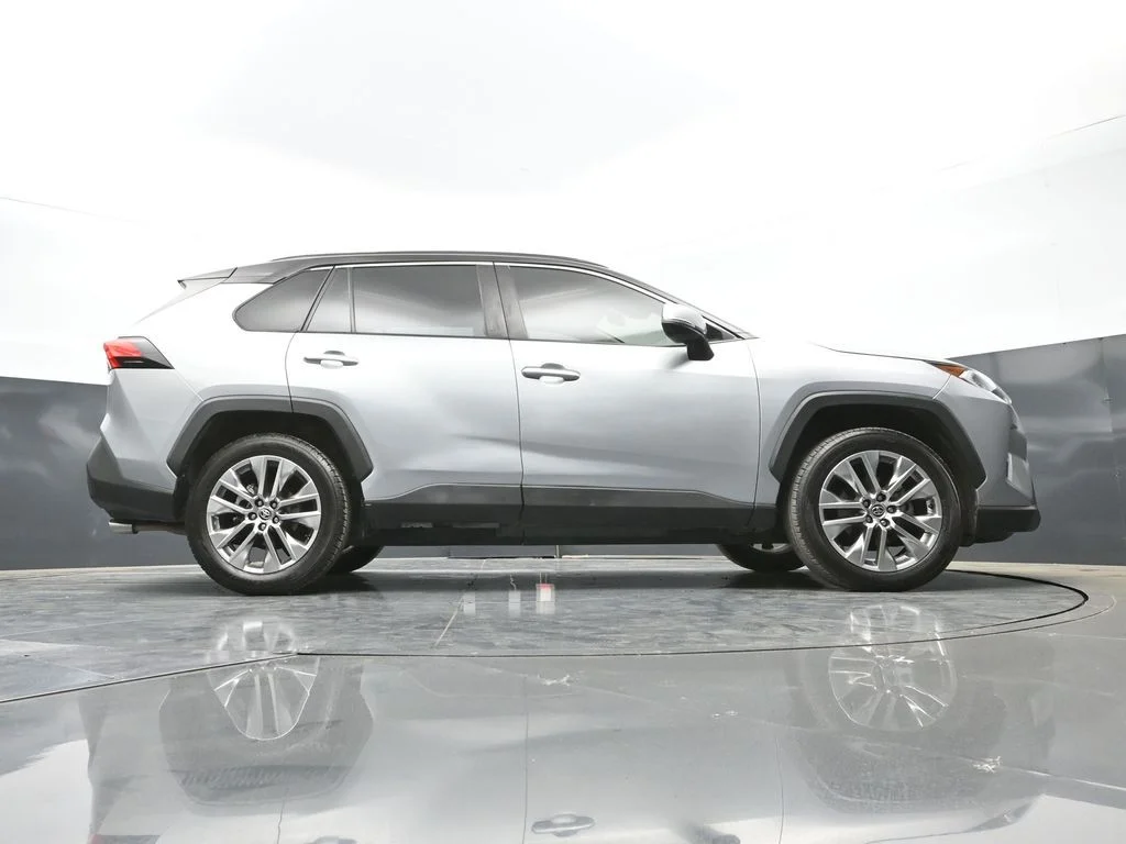 Used 2020 Silver Toyota XLE Premium image 46