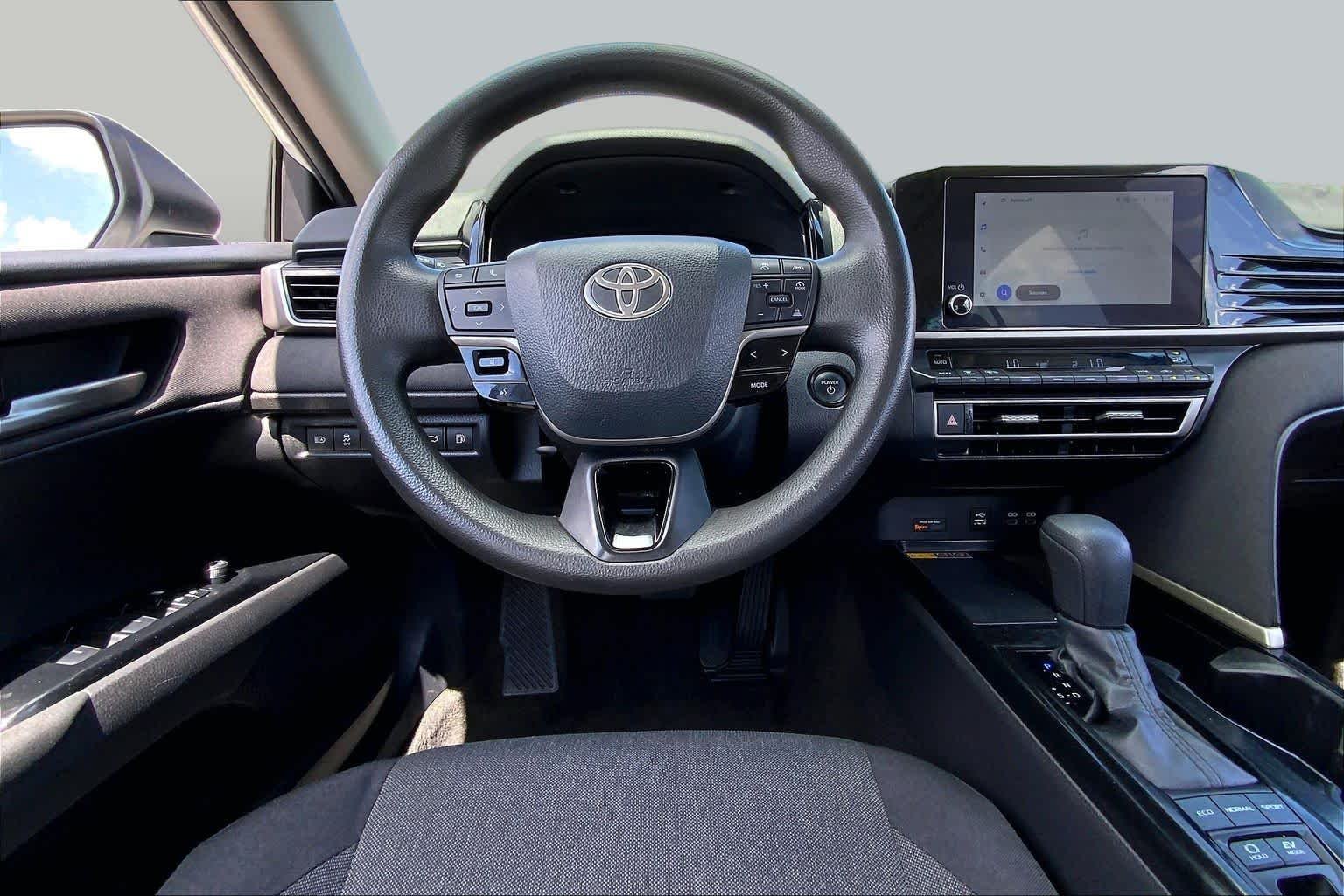 Used 2025 Ice Cap Toyota LE image 6