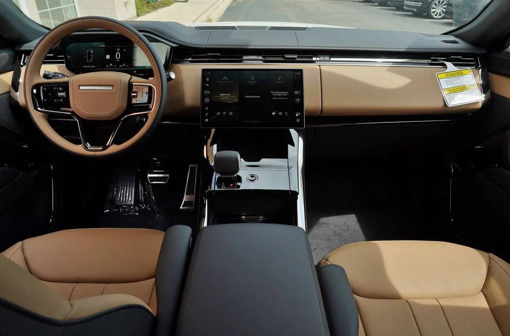 New 2026 Ostuni Pearl White Land Rover Dynamic SE image 10