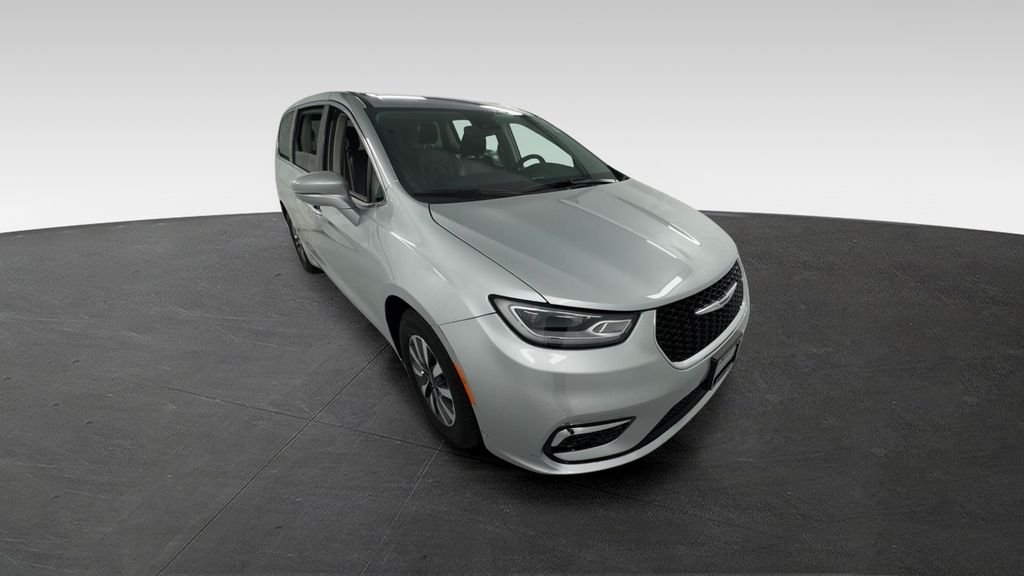 2022 Chrysler Pacifica Hybrid Touring L Hybrid's photo