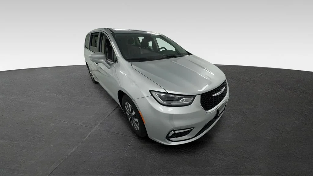 2022 Chrysler Pacifica Hybrid Touring L Hybrid's photo