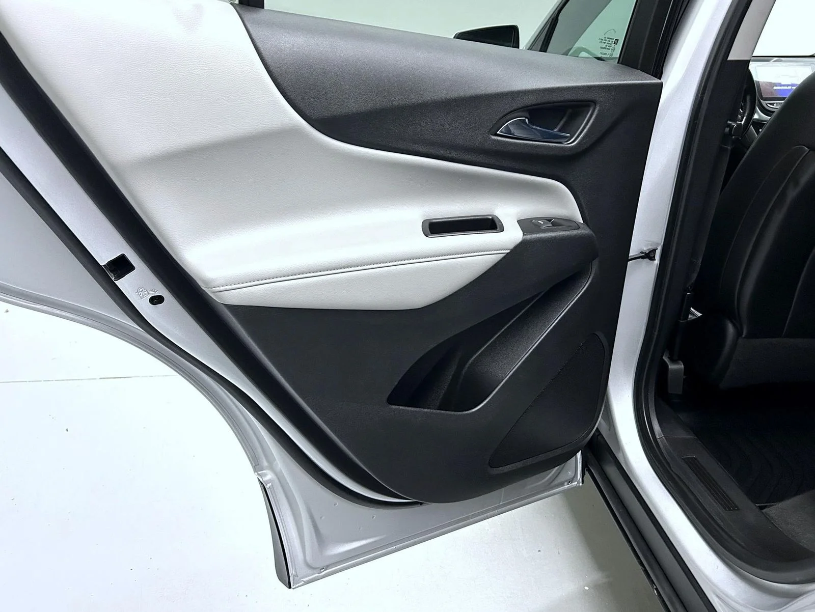 Used 2018 Silver Chevrolet Premier image 20