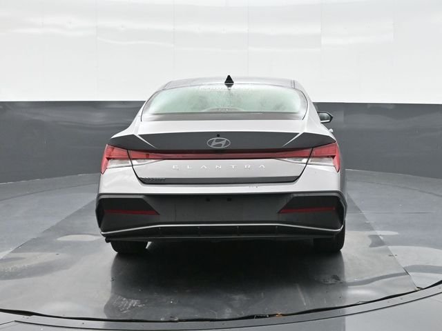 Used 2025 Silver Hyundai SEL Convenience image 11