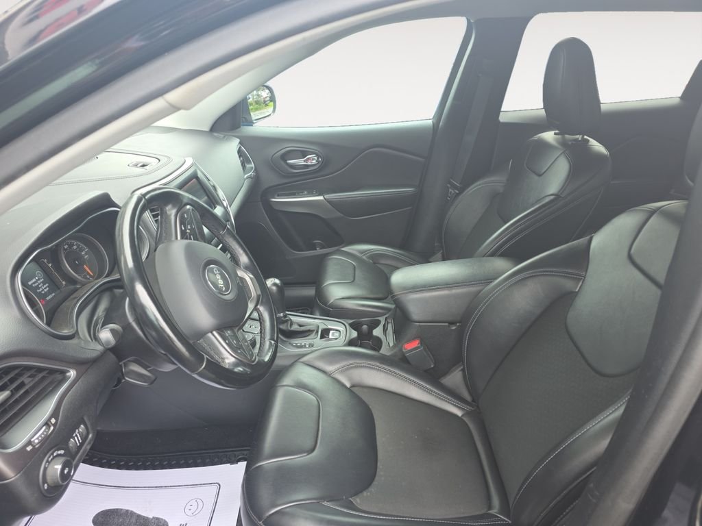 Used 2020 Black Jeep Latitude Plus image 9