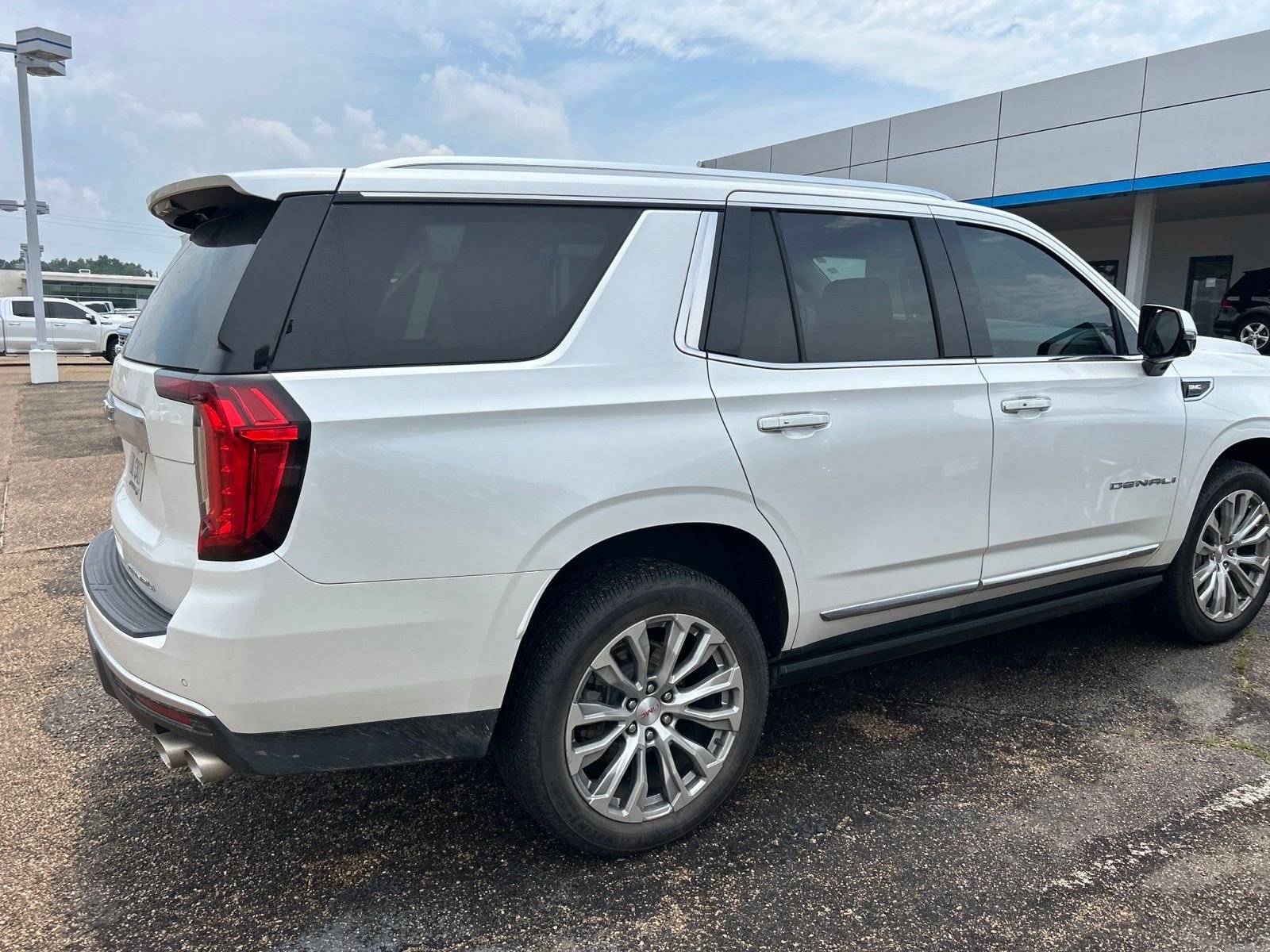 Used 2022 White GMC Denali image 15