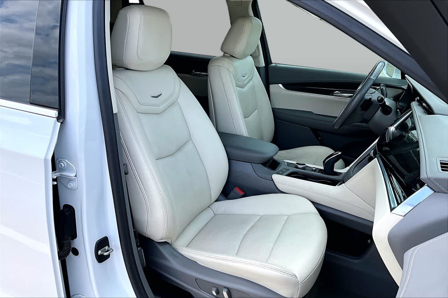 Used 2020 Crystal White Tricoat Cadillac FWD Premium Luxury image 9