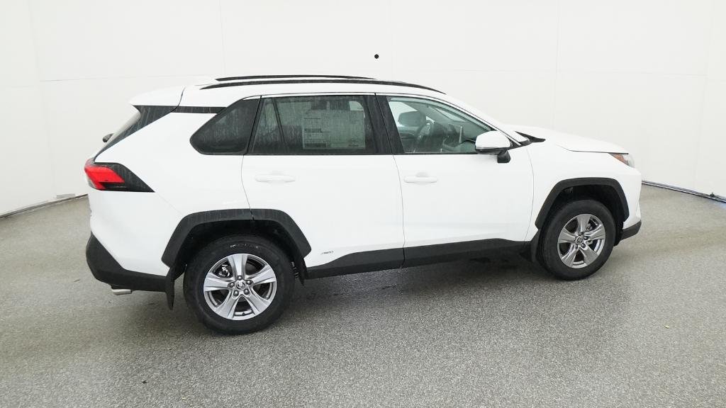 2025 Toyota RAV4 XLE - Photo 5