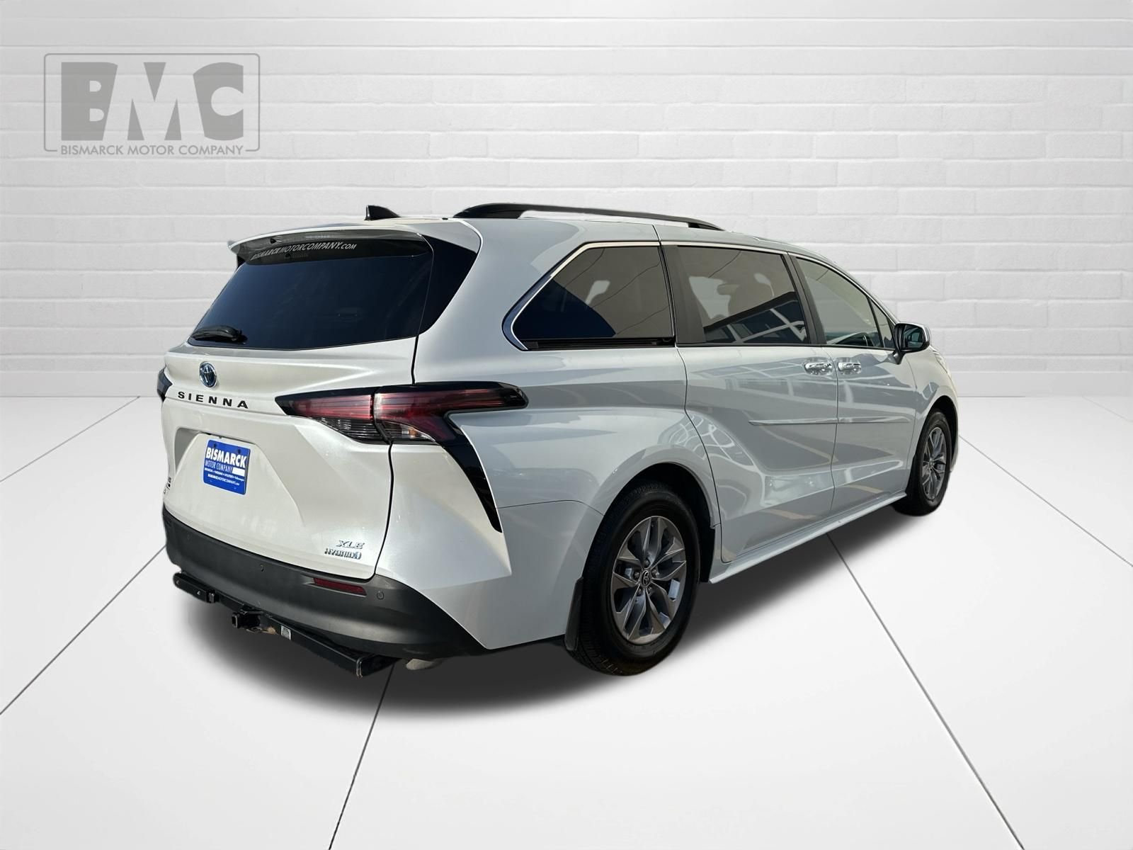 Used 2022 Beige Toyota XLE image 3