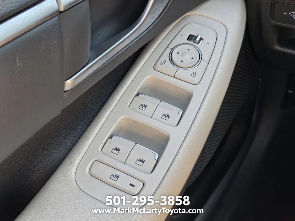 Used 2025 White Hyundai SEL image 23