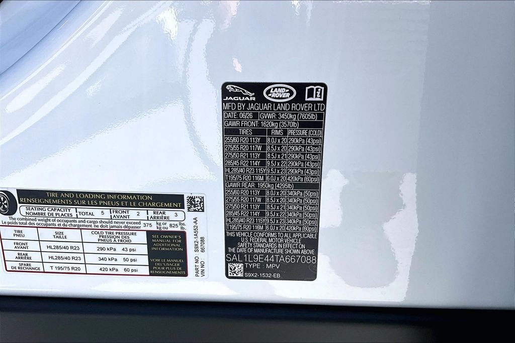 New 2026 FUJI WHITE Land Rover Dynamic SE image 8