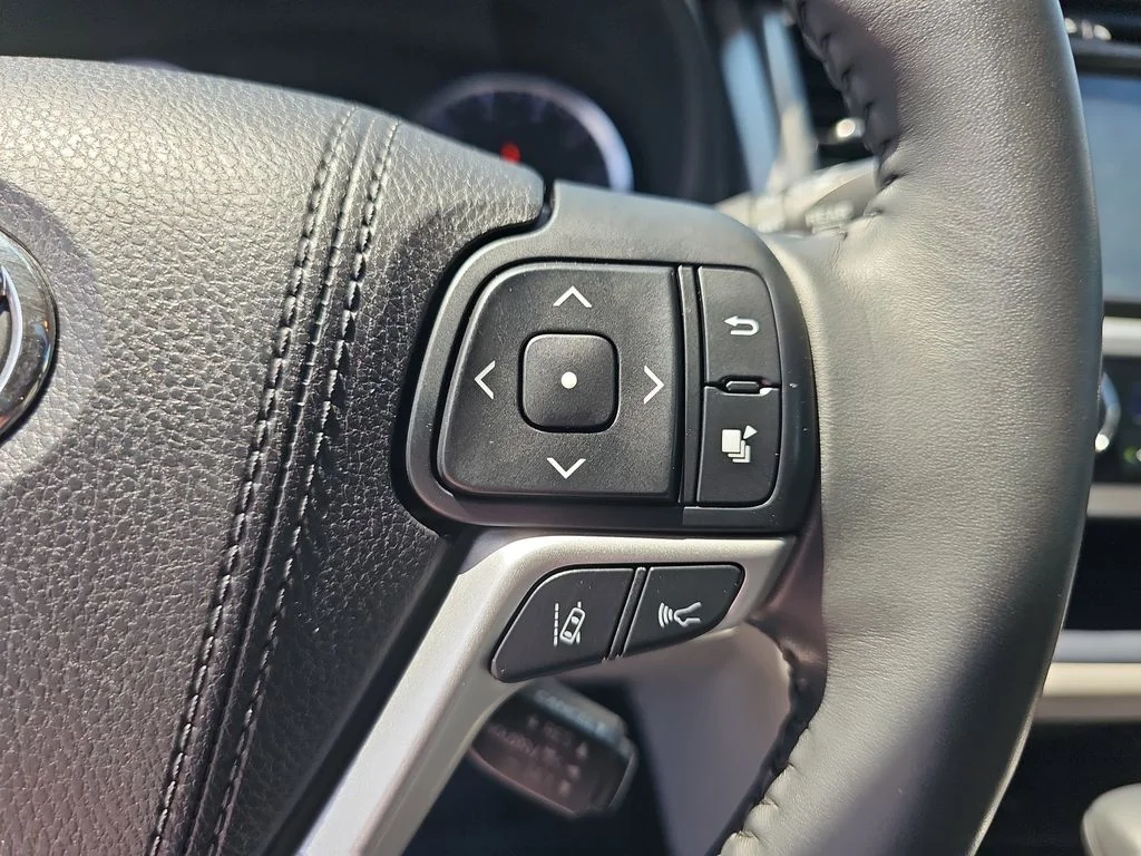 Used 2018 Gray Toyota XLE image 18
