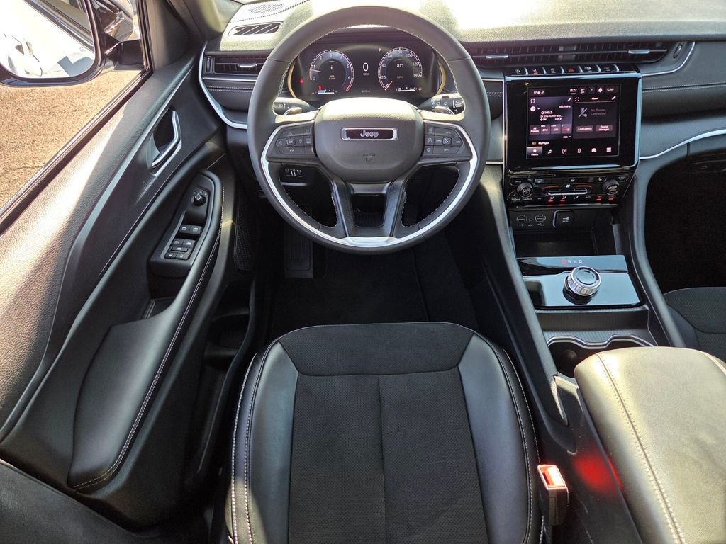 Used 2025 White/off-white Jeep  image 17