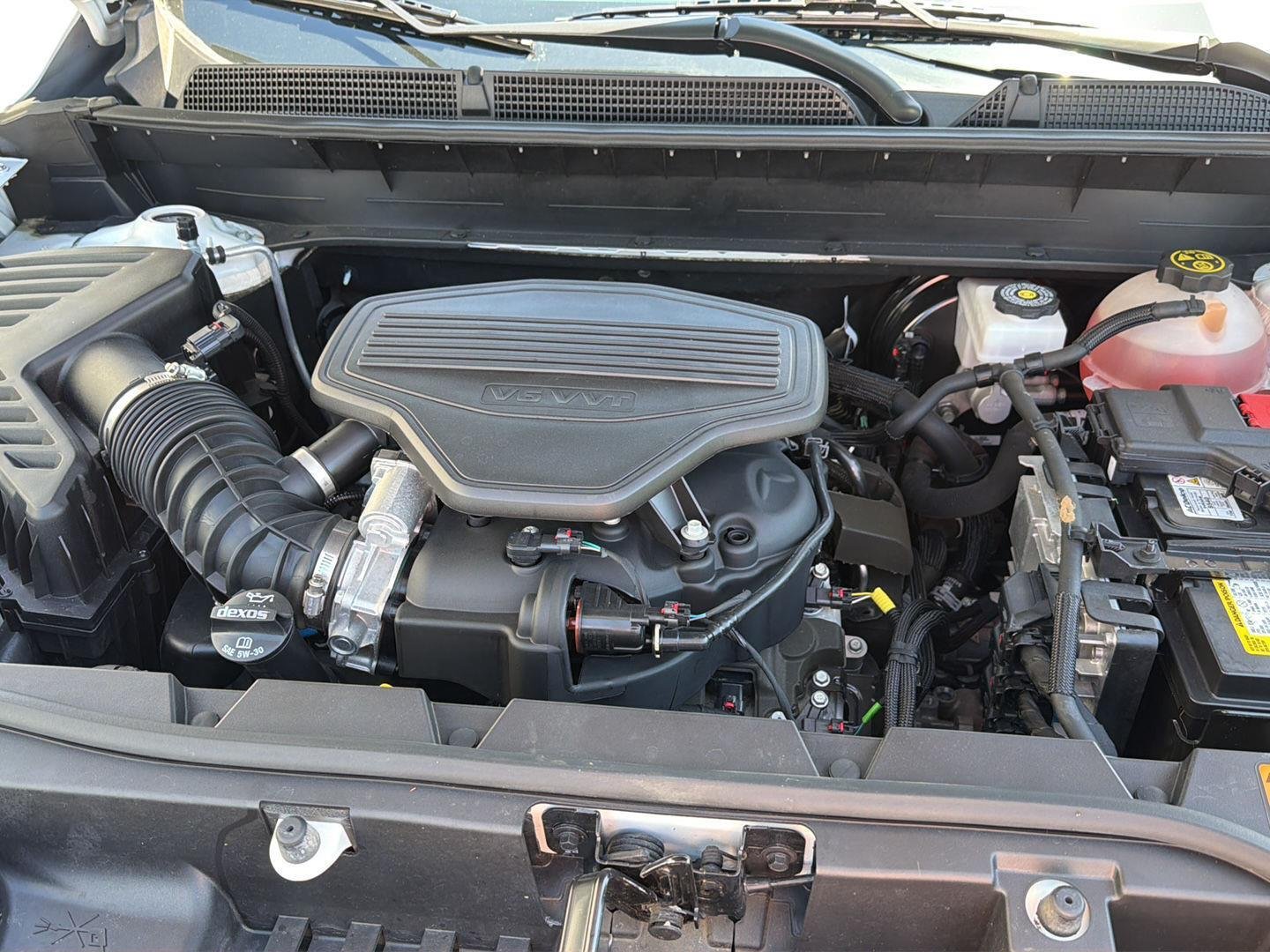 Used 2023 White Frost Tricoat GMC Denali image 38