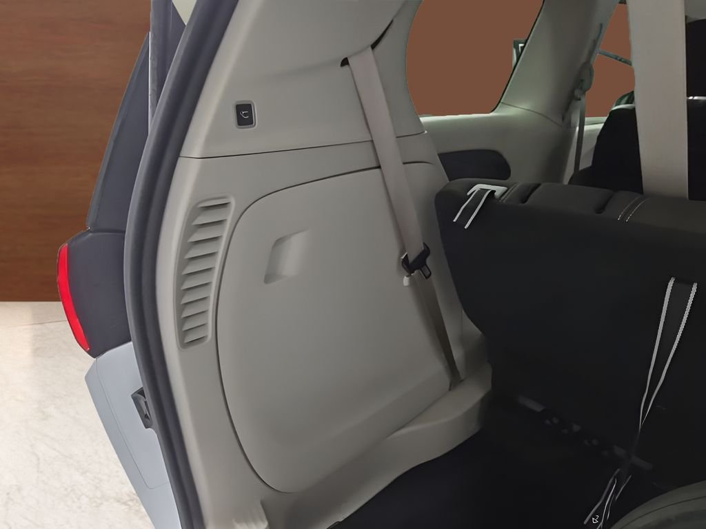 Used 2022 White Chrysler LX image 18