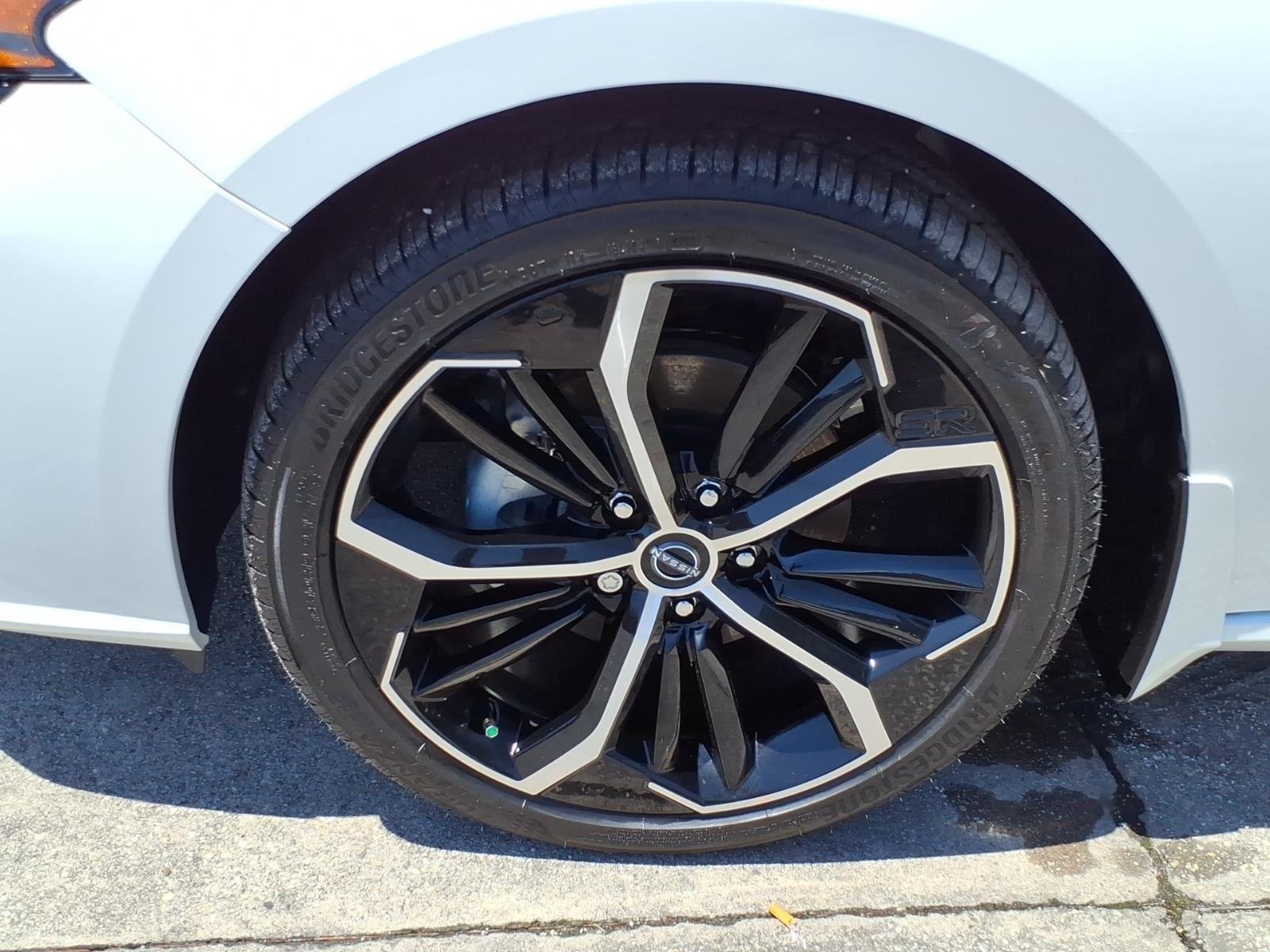 New 2026 Pearl White TriCoat / Super Black Two-tone Nissan SR image 4
