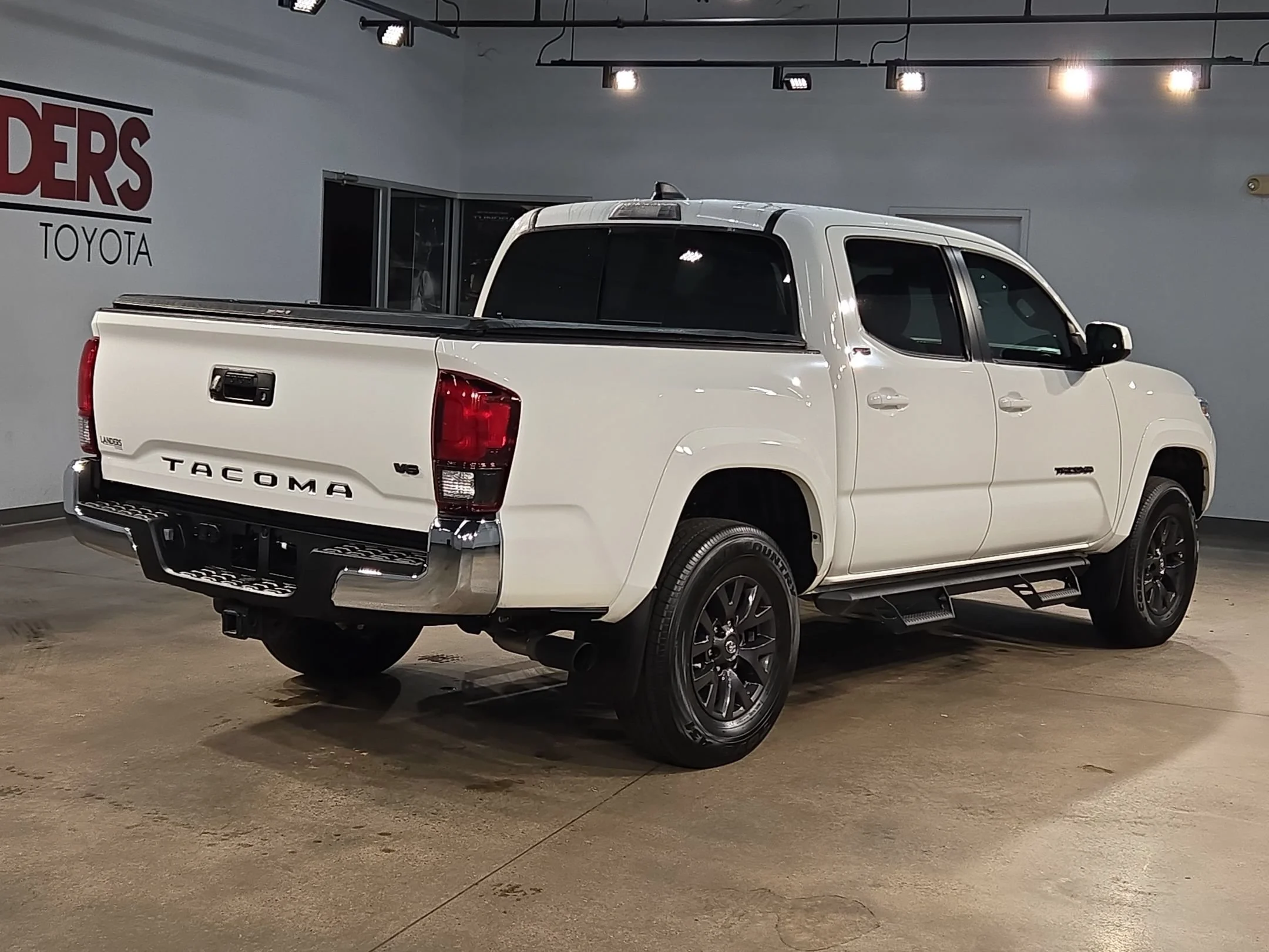 Used 2022 White Toyota SR5 image 7