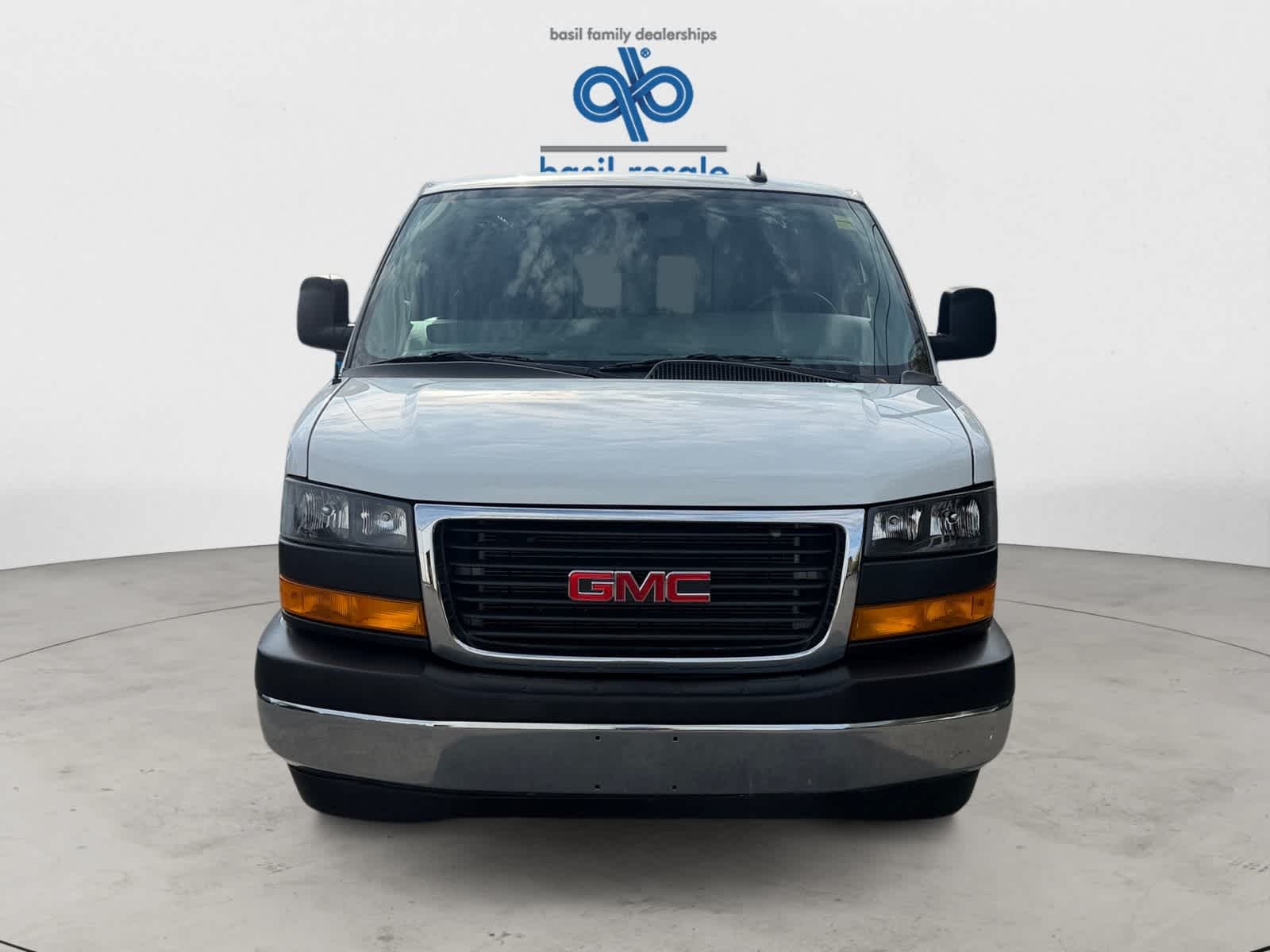 Used 2025 Summit White GMC  image 9