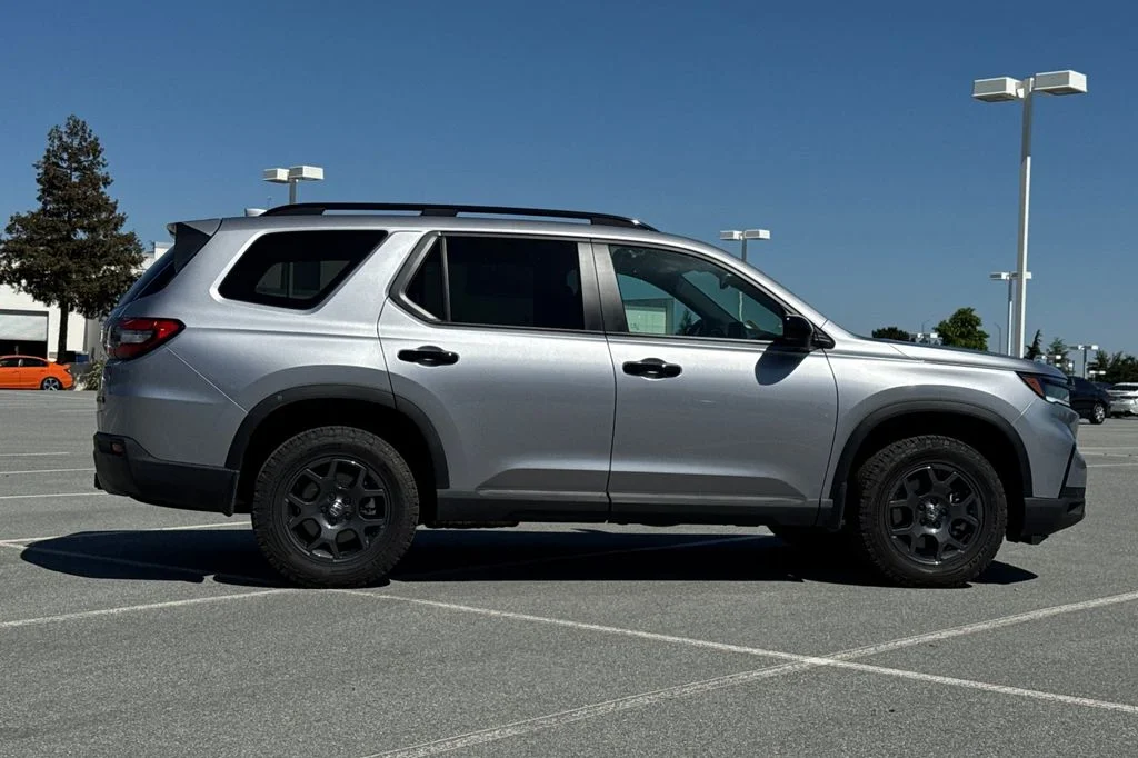 Used 2025 Lunar Silver Metallic Honda TrailSport image 3