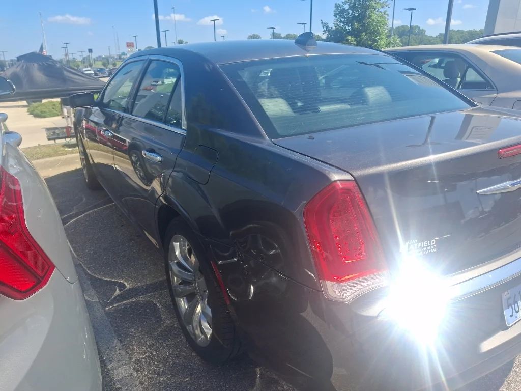 Used 2018 Granite Crystal Metallic Clearcoat Chrysler Limited image 8