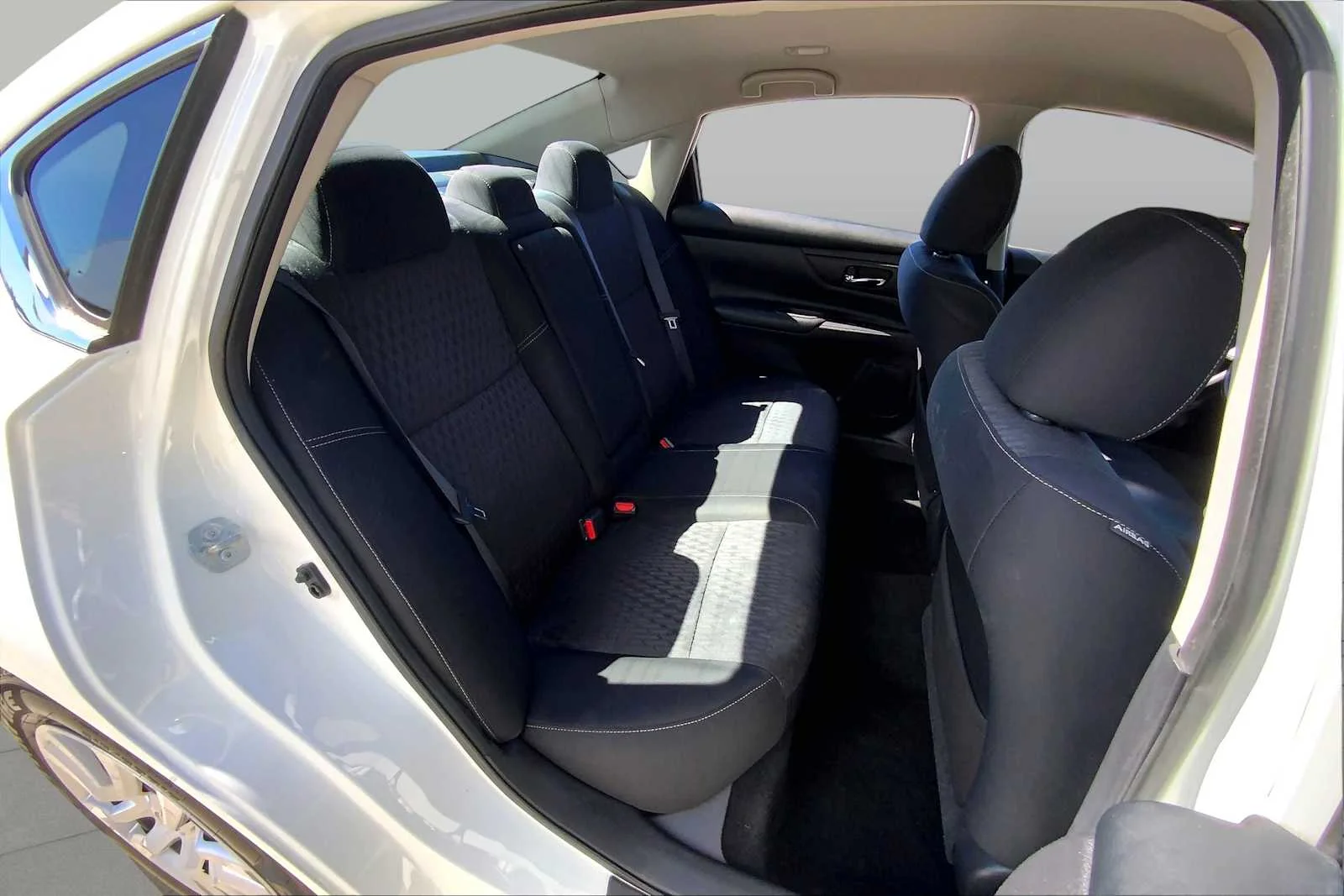 Used 2018 Glacier White Nissan 2.5 S image 18
