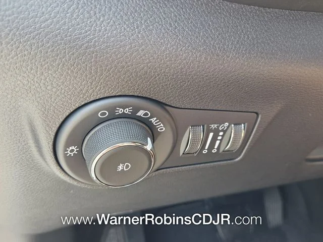 New 2026 Bright White Clearcoat Jeep Latitude image 27