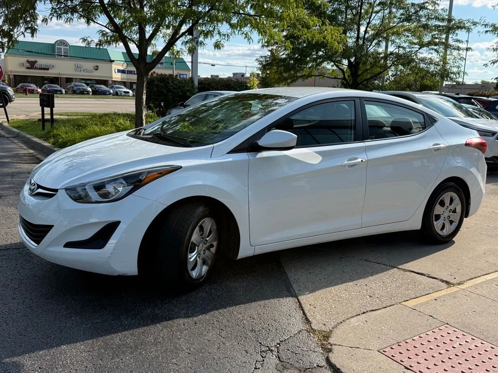Used 2016 White Hyundai SE image 3