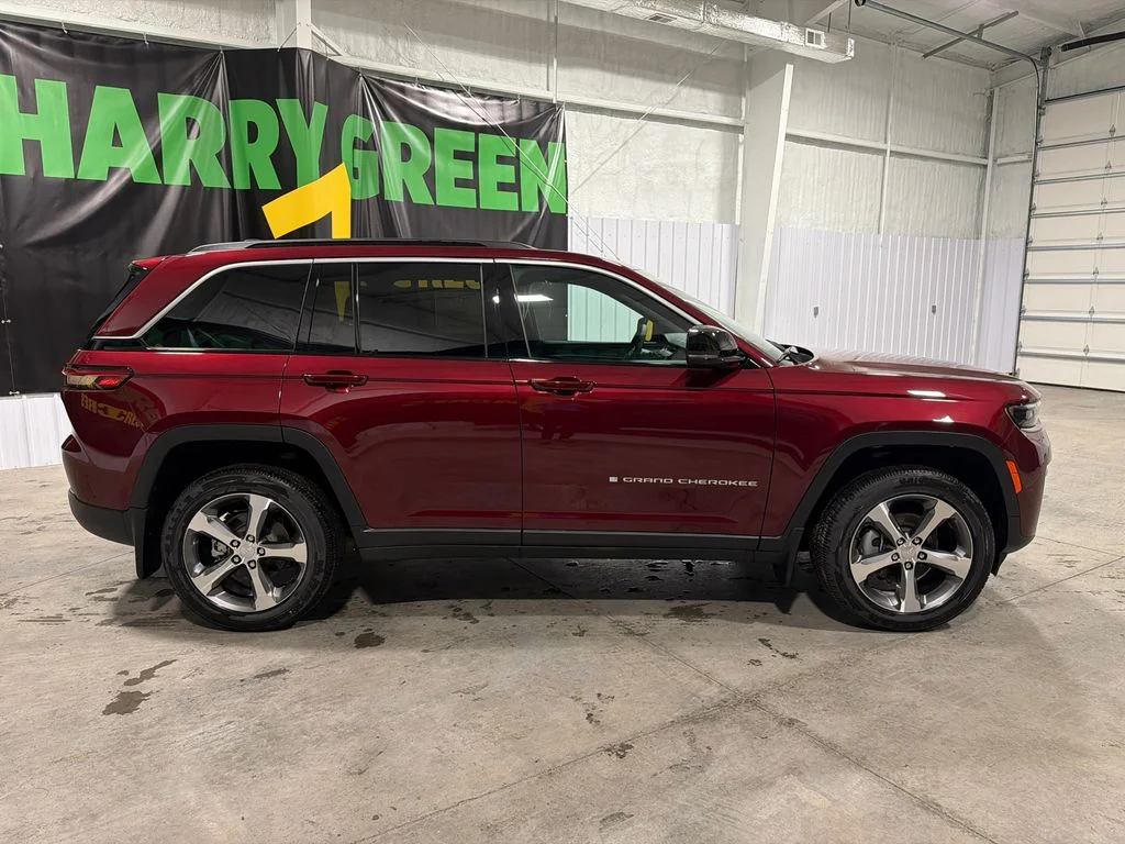 New 2026 Velvet Red Pearl-Coat Exterior Paint Jeep Limited image 4