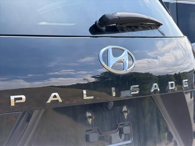 Used 2025 Black Hyundai SE image 13