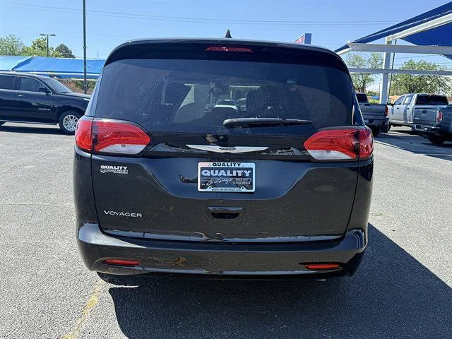 2023 Chrysler Voyager LX - Photo 6