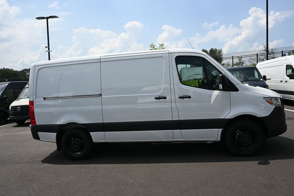 Used 2025 Arctic+White Mercedes-Benz Cargo 144 WB image 22