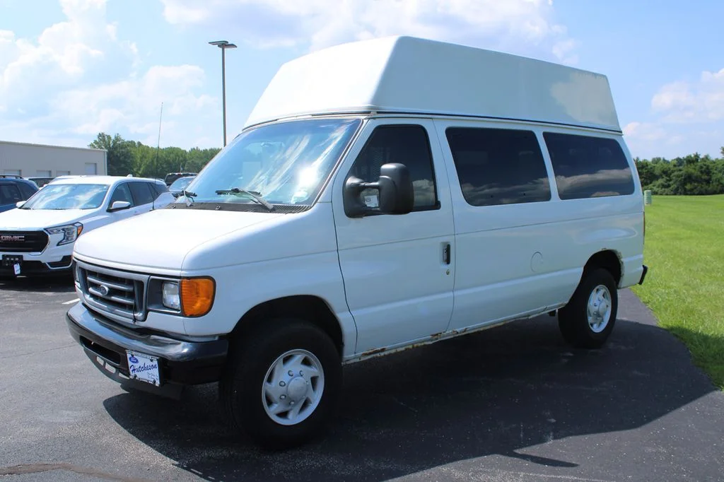 Used 2007 White Ford Commercial image 3
