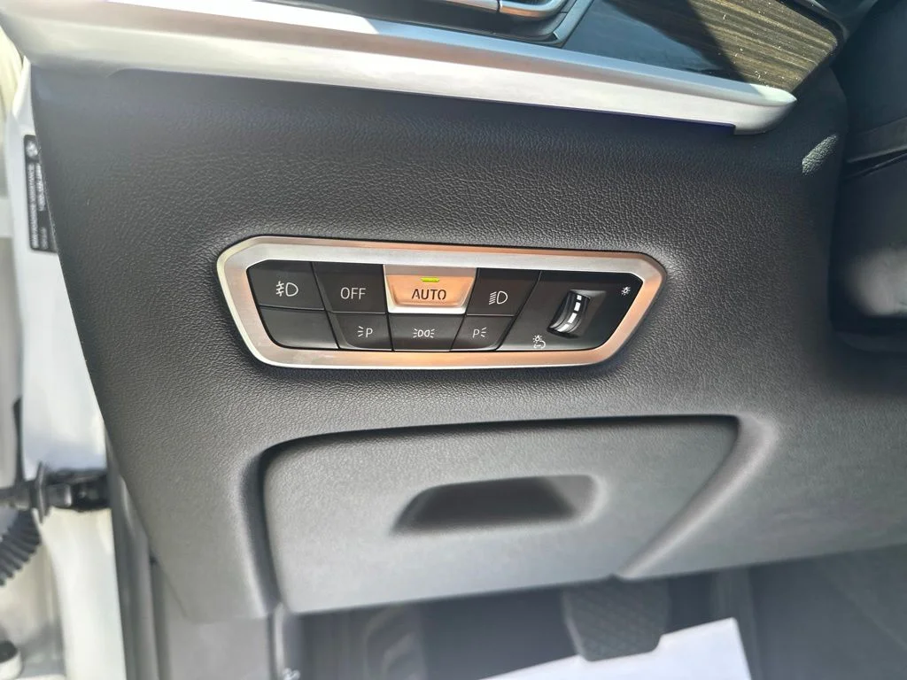 Used 2021 White BMW xDrive40i image 13