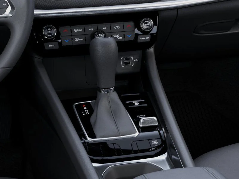New 2026 Diamond Black Crystal Pearl-Coat Exterior Paint Jeep Latitude image 24