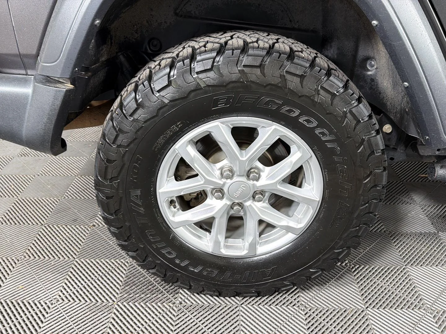 Used 2023 Granite Crystal Metallic Clearcoat Jeep Sport S image 15