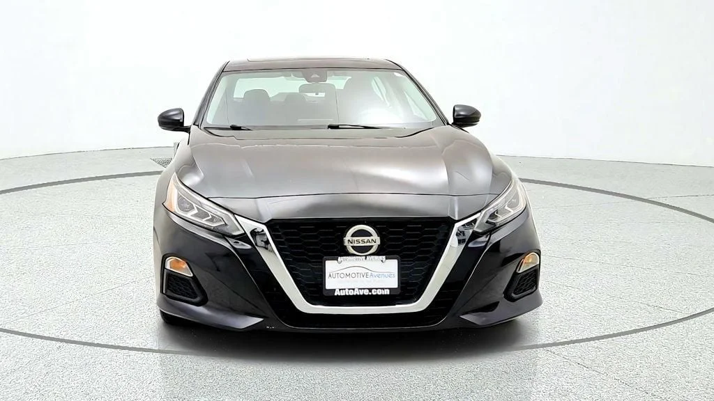 Used 2022 Super Black Nissan 2.5 SV Sedan image 2