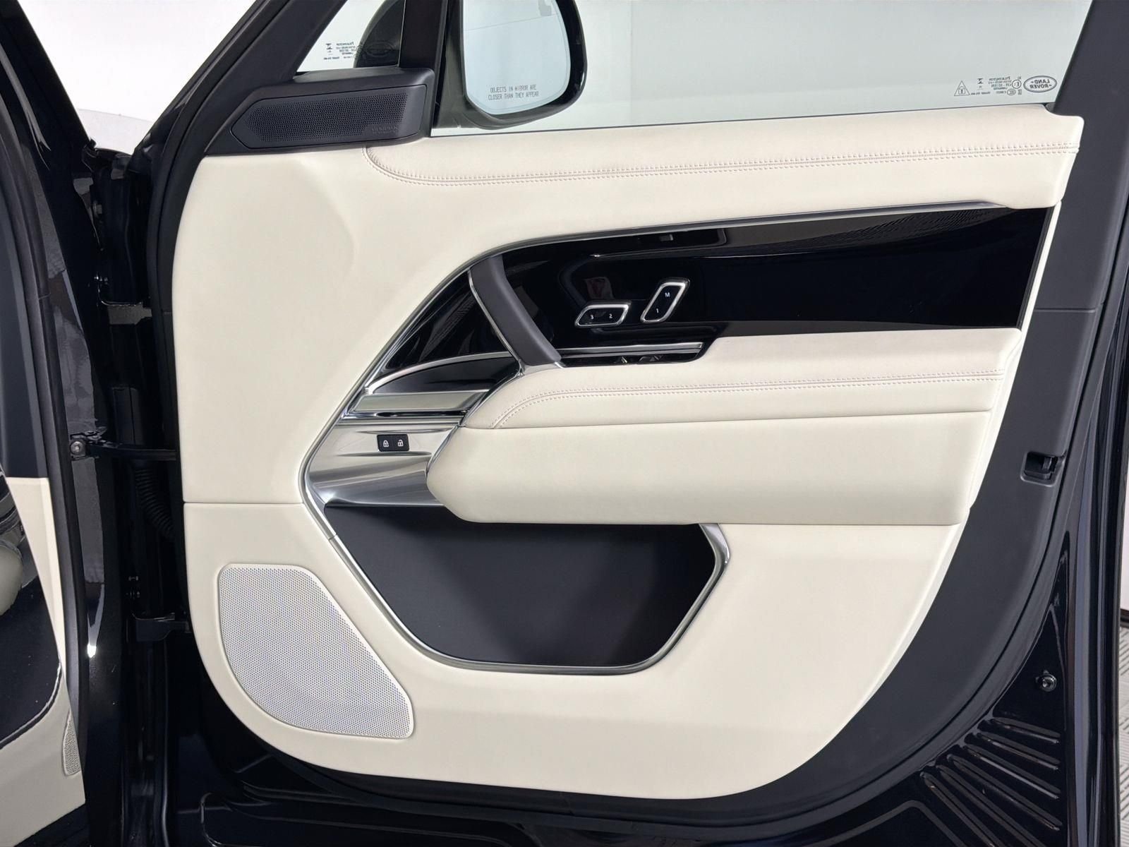 New 2026 Santorini Black Land Rover SE image 31